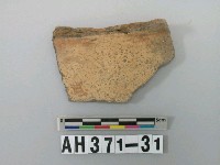 藏品(灰褐色粗砂陶頸部殘件)的圖片